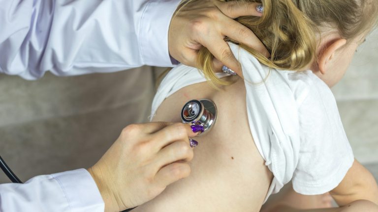 Lire la suite à propos de l’article Ma fille de 3 ans tousse beaucoup la nuit : nos conseils