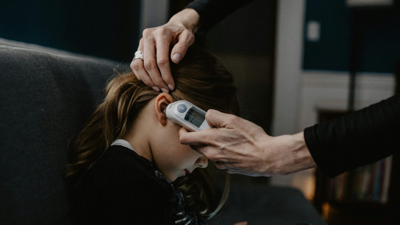 thermomètre dans l'oreille d'une petite fille 