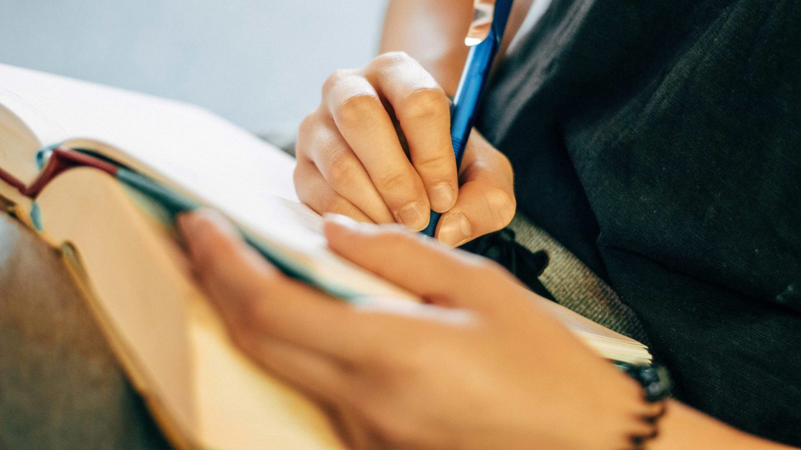 gros plan sur une personne écrivant sur un cahier