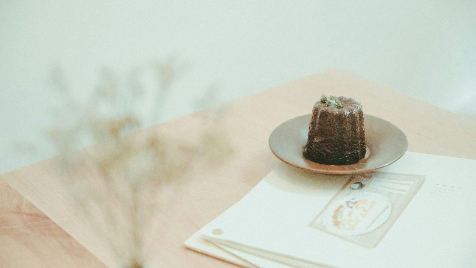 photo d'un cannelé dans une assiette