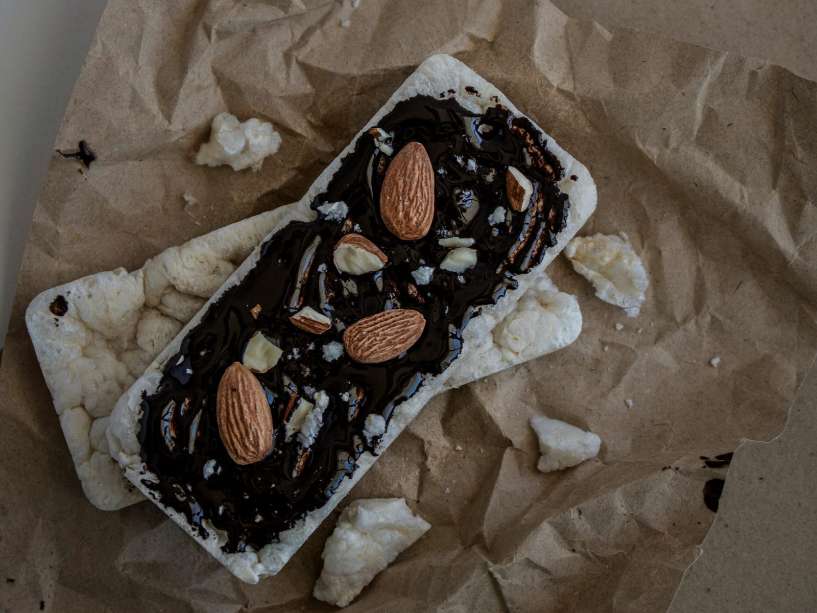 gros plan sur galette de riz avec du chocolat et des amandes