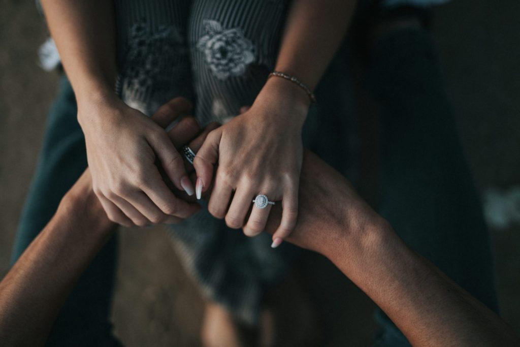 main de femme manucuré qui tient la main d'un homme