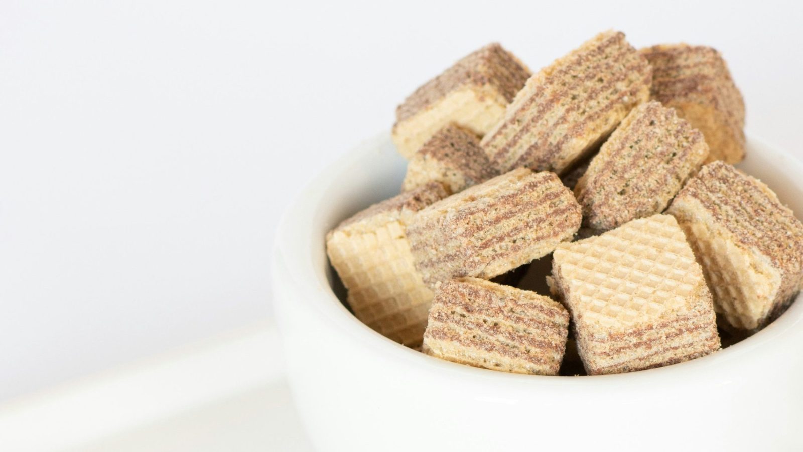 gros plan sur un bol de gaufrettes