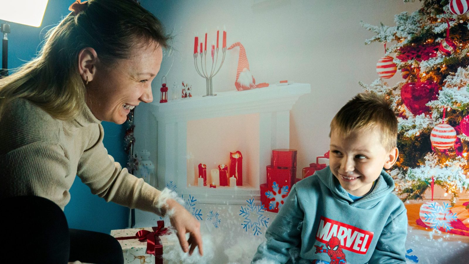 mère et enfant qui se regardent et rigolent
