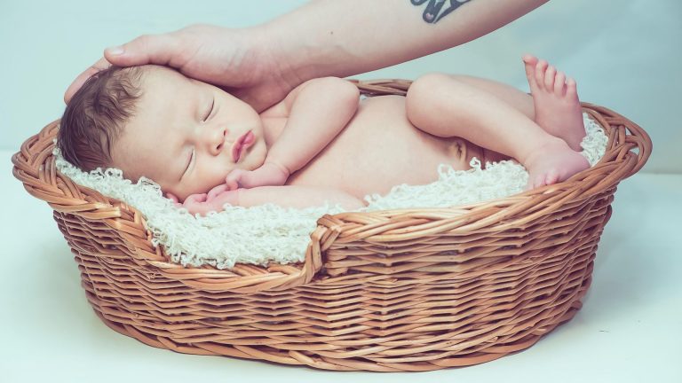 Lire la suite à propos de l’article Sommeil et éducation : Pourquoi la routine du soir est la clé pour des nuits paisibles (pour bébé et les parents).