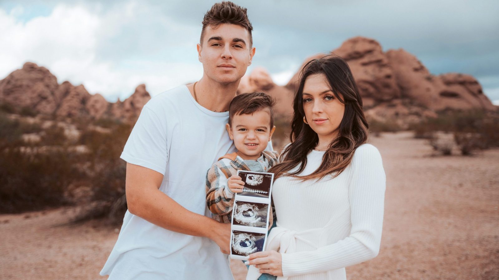 un couple et leur enfant qui présentent une echographie
