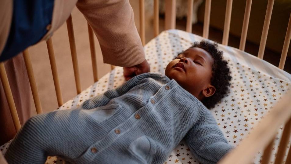 bébé qui dort dans son berceau
