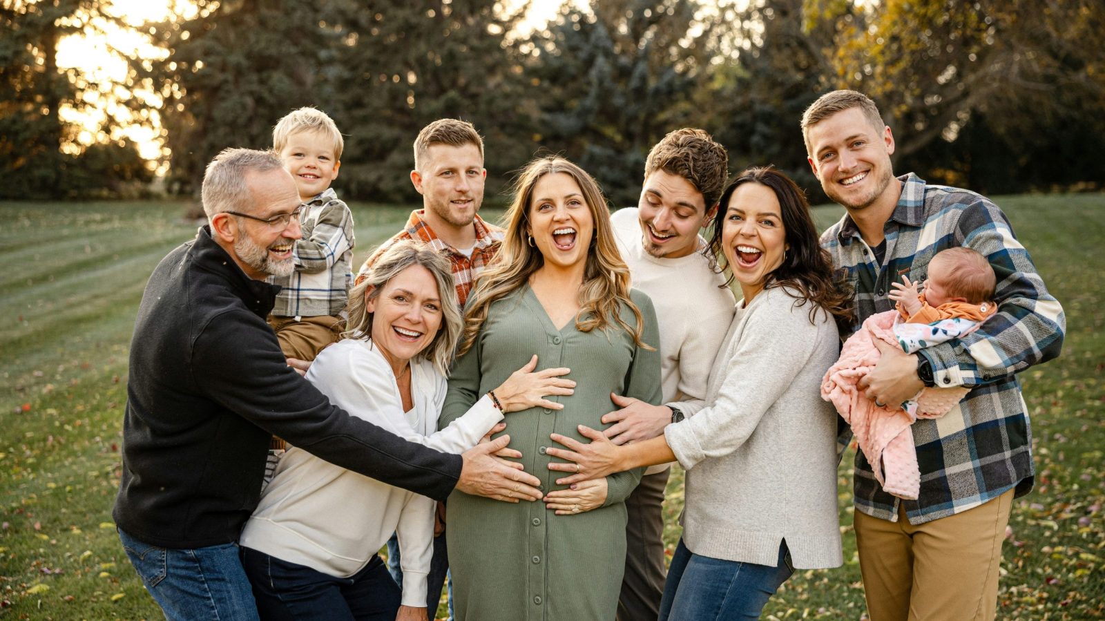 proches qui touchent le ventre d'une femme enceinte
